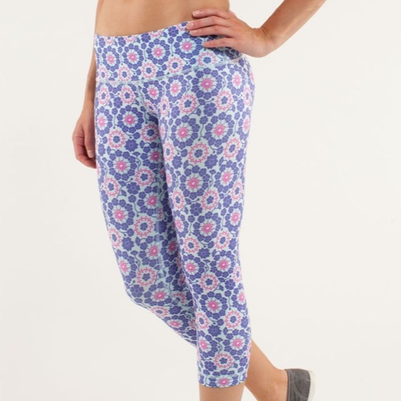 Lululemon Wunder Under Crop leggings in Twiggy Printed Power Purple / Aquamarine - Picture 2 of 13